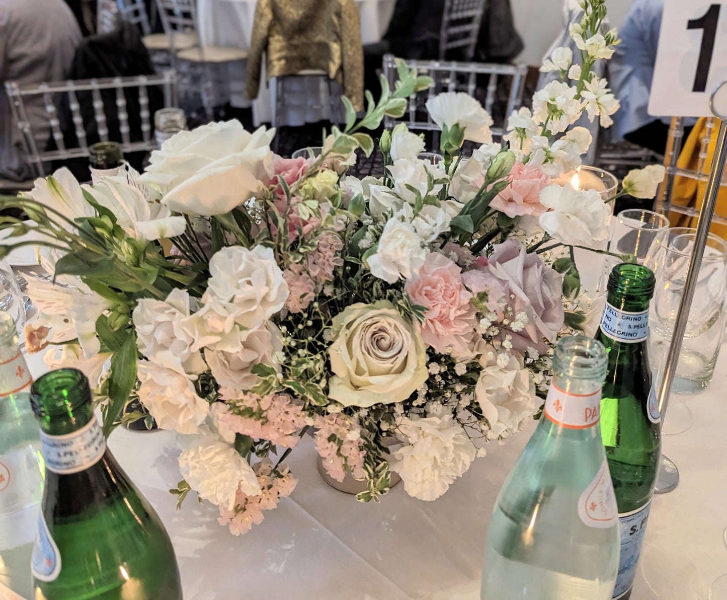 Medium-large size low urn arrangement