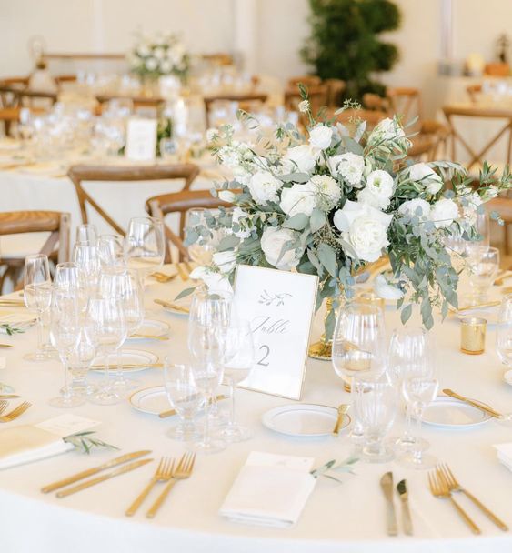 Medium-large size low urn arrangement