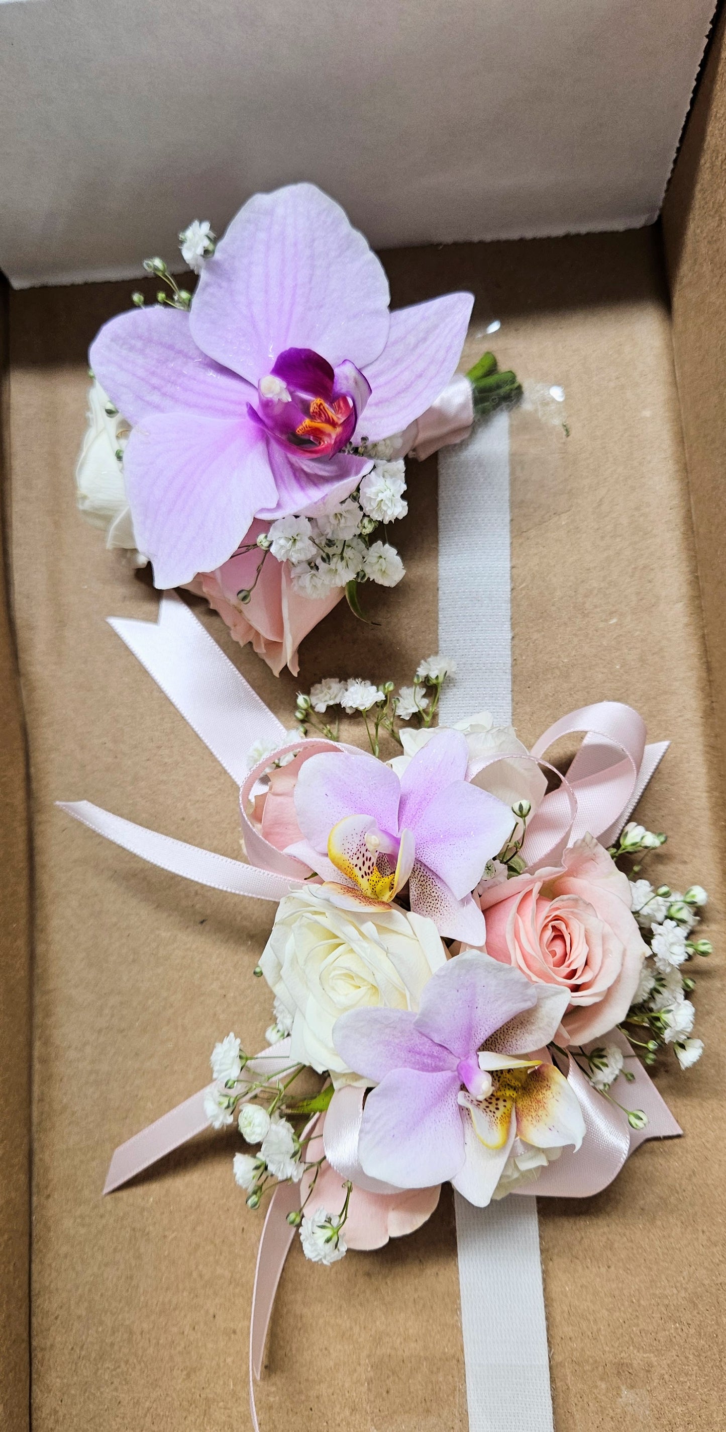 prom corsage / boutonniere