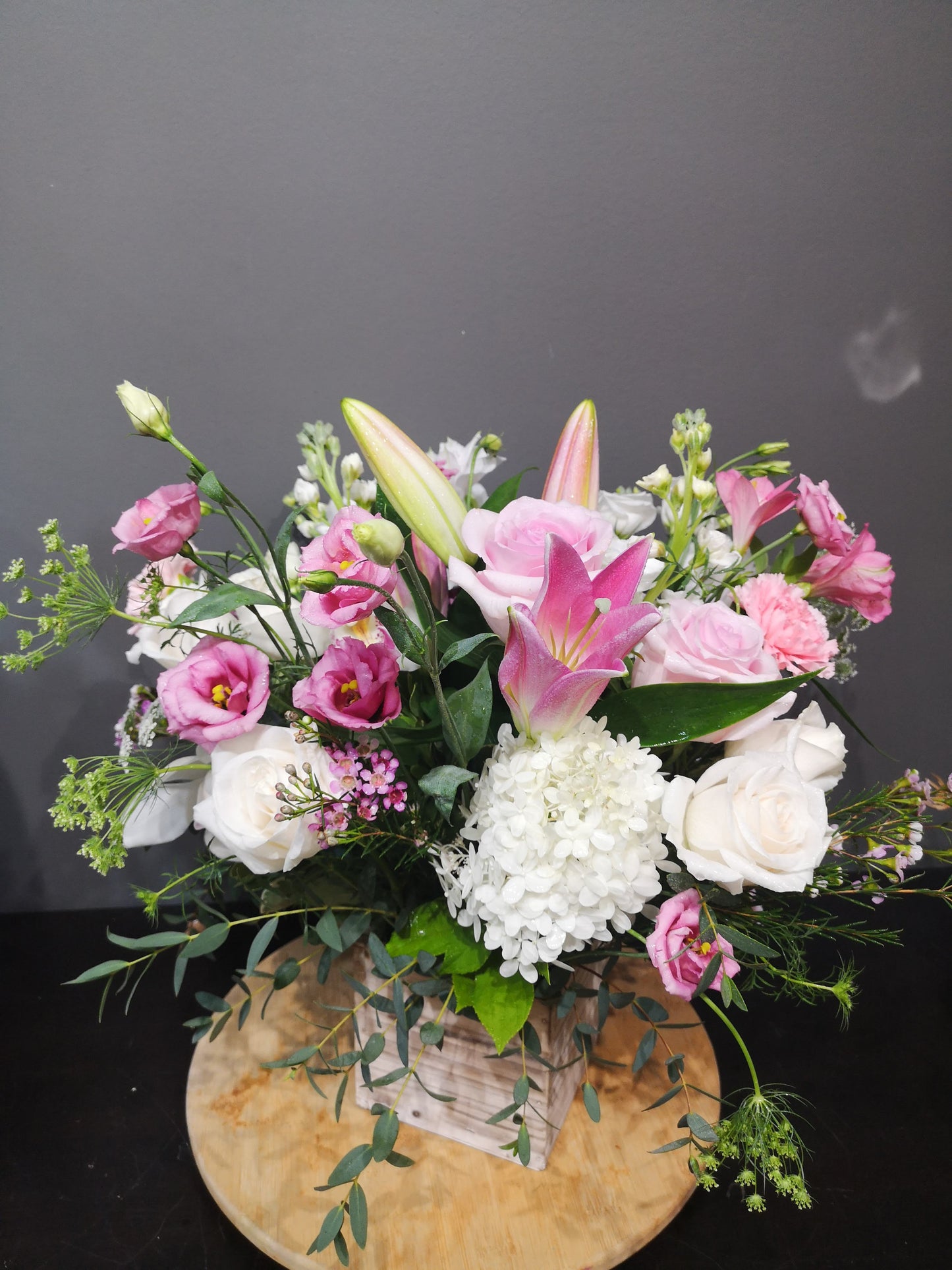 Spring wood box arrangement