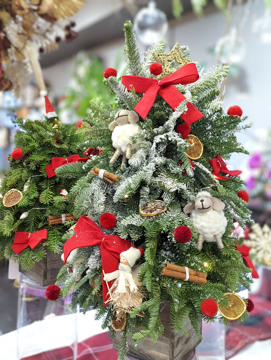 Extra large Fresh Christmas tree arrangement (cartoon style)