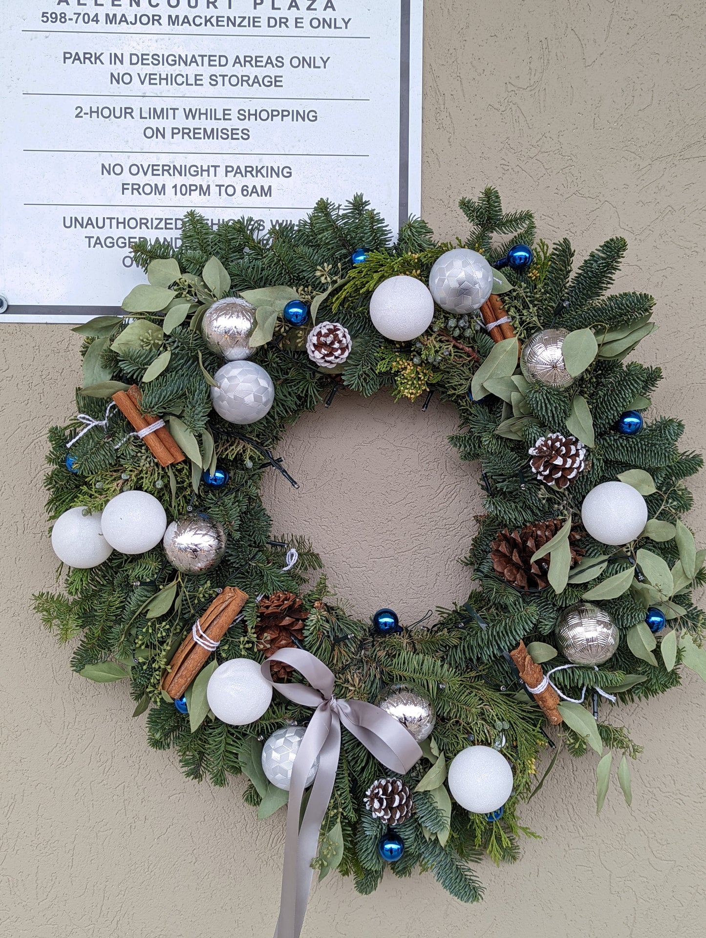 Traditional glamours Christmas wreath (24'')