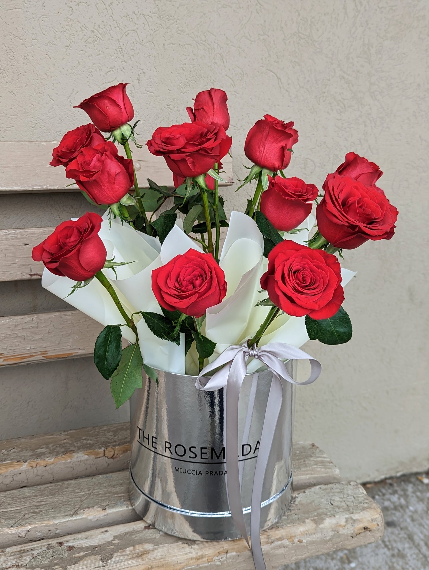 "Pure love" Hug Rose Silver Box (16 rose and up)