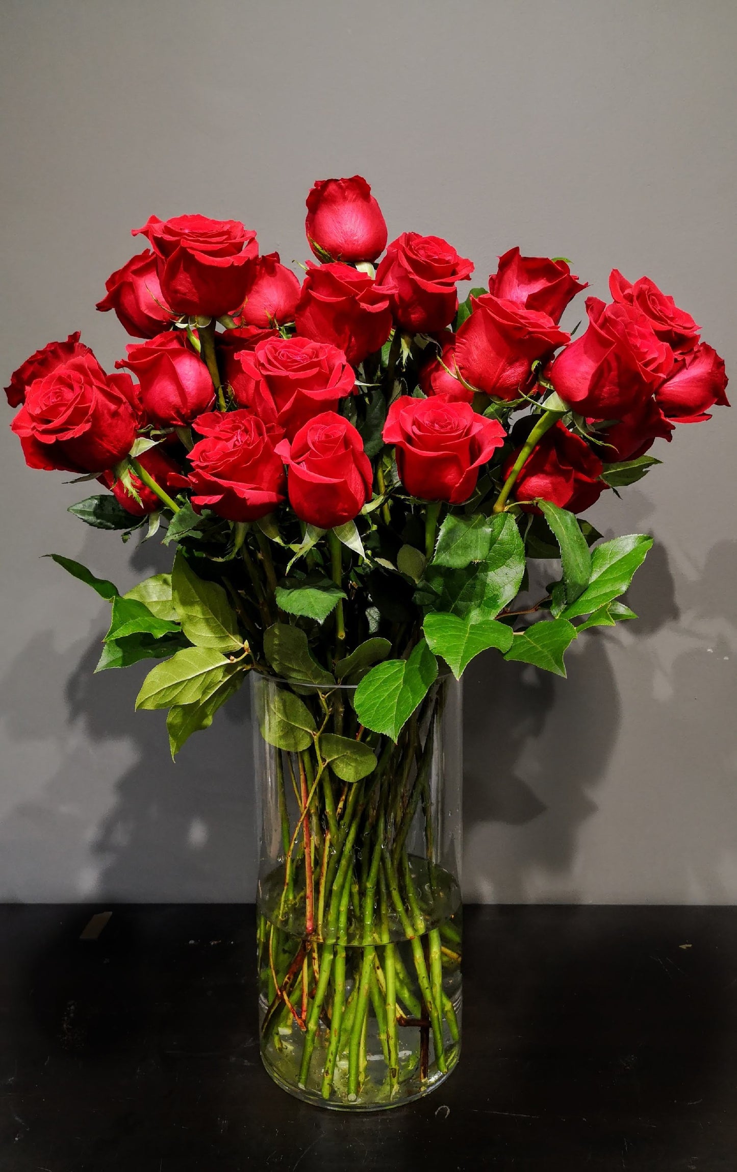 Dozen rose in vase